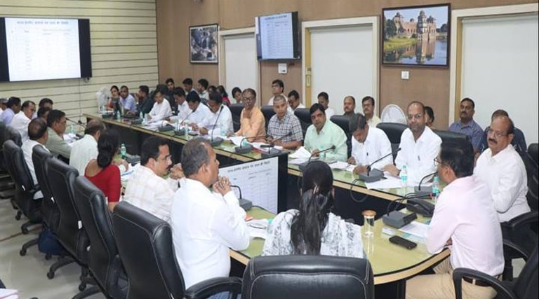 कृषि कल्याण वर्ष के लक्ष्य पूरे करने में विभाग तेजी से करें काम: संभागायुक्त खाड़े