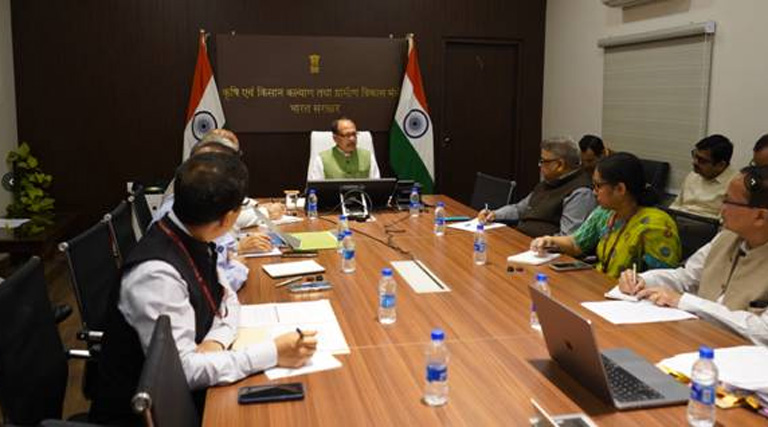 केंद्रीय कृषि मंत्री शिवराज सिंह ने खरीफ सीजन को लेकर की समीक्षा बैठक, किसानों को समय पर उर्वरक-बीज उपलब्ध कराने पर फोकस