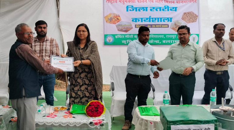 रायपुर : मधुमक्खी पालन से किसानों की आय में 20 से 25 प्रतिशत तक वृद्धि संभव