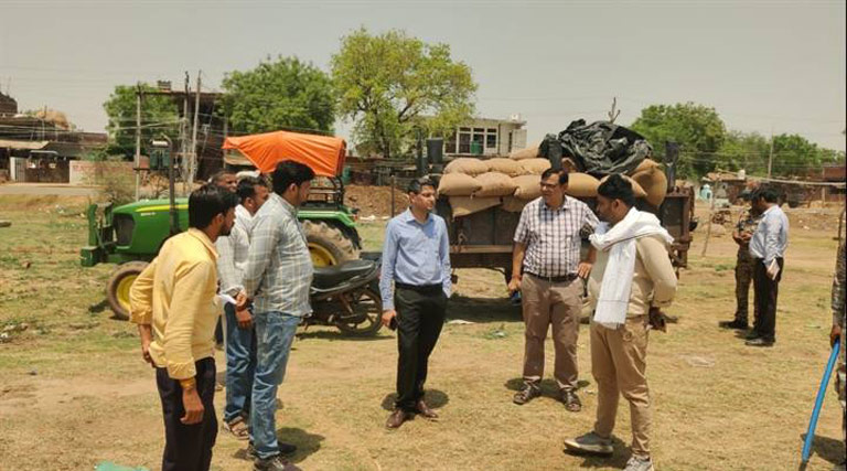 भिंड कलेक्टर ने देखी गेहूं उपार्जन केन्द्रों की व्यवस्थाएं