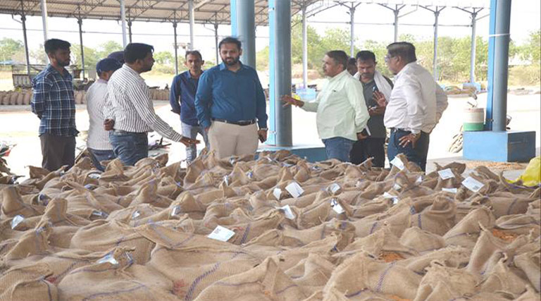 बुरहानपुर: चना उपार्जन केंद्र का सीईओ ने किया निरीक्षण