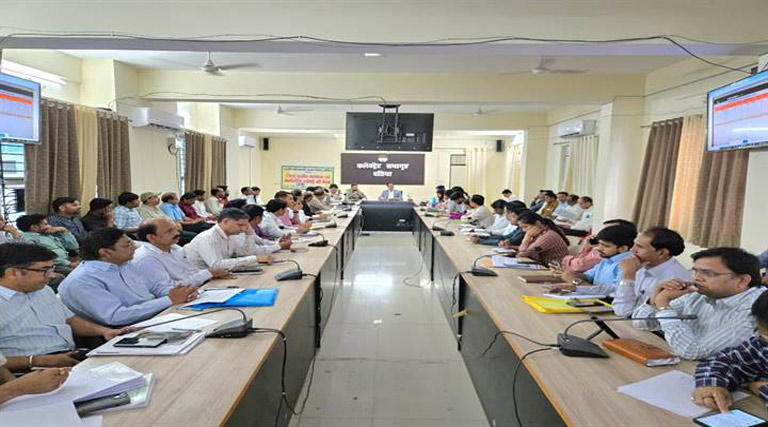 गेहूं सत्यापन एवं फसल सर्वे का कार्य प्राथमिकता से करें- कलेक्टर दतिया