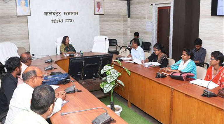 डिंडोरी में बागवानी एवं कृषि सिंचाई योजना की त्रैमासिक समीक्षा बैठक सम्पन्न