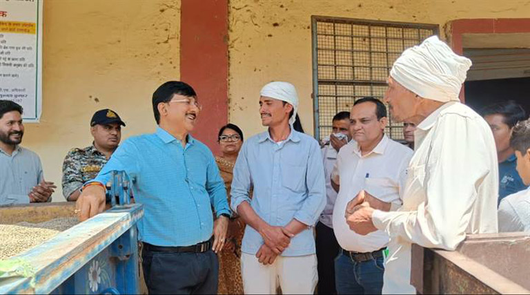 उपार्जन केन्द्र पहुंचे गुना कलेक्टर, व्यवस्थाओं का किया निरीक्षण