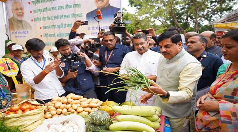 मुख्‍यमंत्री ने कृषि मंथन कार्यक्रम में कृषि नवाचारों एवं आधुनिक तकनीकों का किया अवलोकन