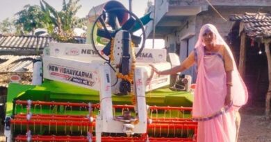 इंदौर जिले में स्ट्रा रीपर संचालन से बढ़ी आजीविका