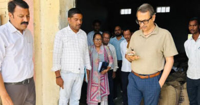 पांढुर्ना कलेक्टर का औचक निरीक्षण, सौंसर खरीदी केंद्र पर व्यवस्थाएं देखीं