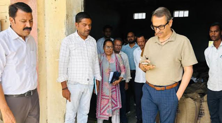 पांढुर्ना कलेक्टर का औचक निरीक्षण, सौंसर खरीदी केंद्र पर व्यवस्थाएं देखीं