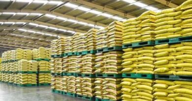 ऑफ लाइन उर्वरक बेचने वाली 3 फर्मो के लाइसेंस निलंबित