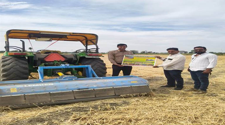 मध्यप्रदेश: रतलाम में नरवाई प्रबंधन अभियान तेज, 300 किसानों को डीकंपोजर वितरण, खेतों में दिया गया लाइव डेमो