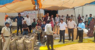 छिंदवाड़ा: अपर कलेक्टर ने चौरई एवं चांद क्षेत्र के गेहूं-चना उपार्जन केंद्रों का किया निरीक्षण