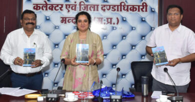 श्री मोदी लिखित "हमारी नर्मदा परिक्रमा" पुस्तक का कलेक्टर द्वारा विमोचन