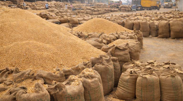 किसानों पर लगाम और चाबुक का वार, ऋण जमा करने की तारीख बढ़ाने की मांग