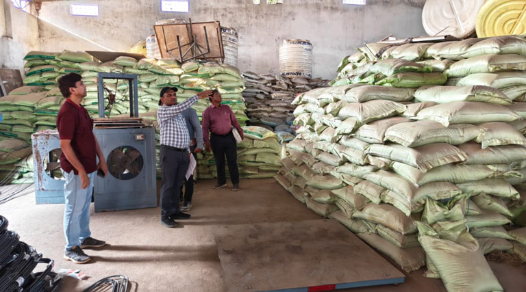 रायपुर : बलौदाबाजार-भाटापारा में कृषि केंद्रों का औचक निरीक्षण, अनियमितता पर दो फर्मों को कारण बताओ नोटिस जारी