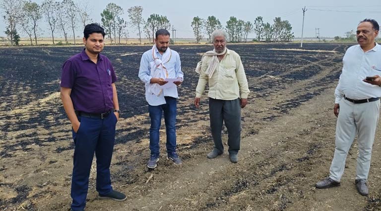 गुना जिले के पनहेटी-कलोरा में पराली जलाने पर किसानों पर कार्रवाई