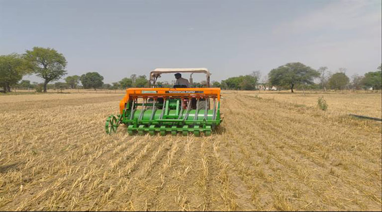 टीकमगढ़: हैप्पी सीडर से मूंग की बुवाई कर किया नरवाई का प्रबंधन