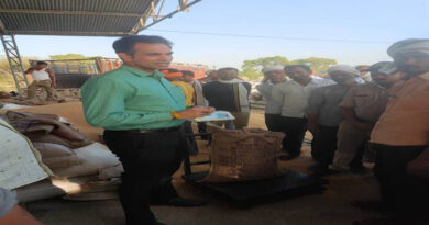 बैतूल: कलेक्टर ने खरीदी केंद्र पर तौली गई उपज को पुनः तुला कर जांच की