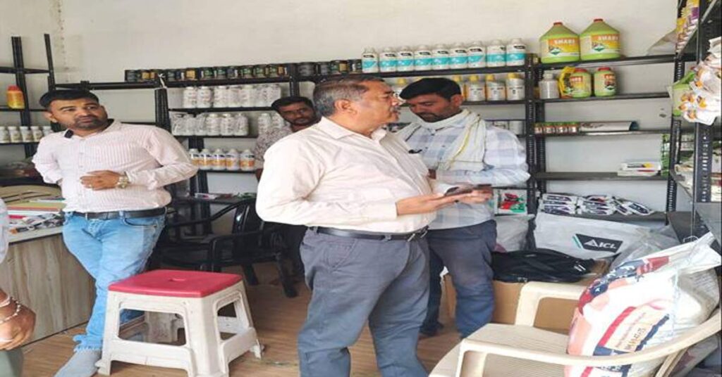 बुरहानपुर: कृषि अधिकारियों ने कृषि आदान दुकानों का किया निरीक्षण
