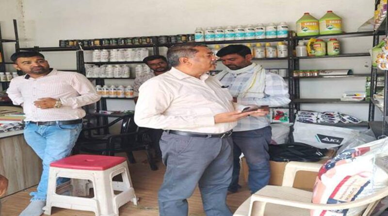 बुरहानपुर: कृषि अधिकारियों ने कृषि आदान दुकानों का किया निरीक्षण