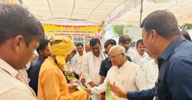 पांढुर्ना: राज्यपाल ने प्राकृतिक जैविक उत्पादों के स्टॉल का किया निरीक्षण