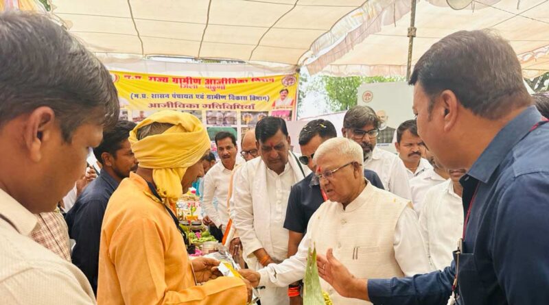 पांढुर्ना: राज्यपाल ने प्राकृतिक जैविक उत्पादों के स्टॉल का किया निरीक्षण