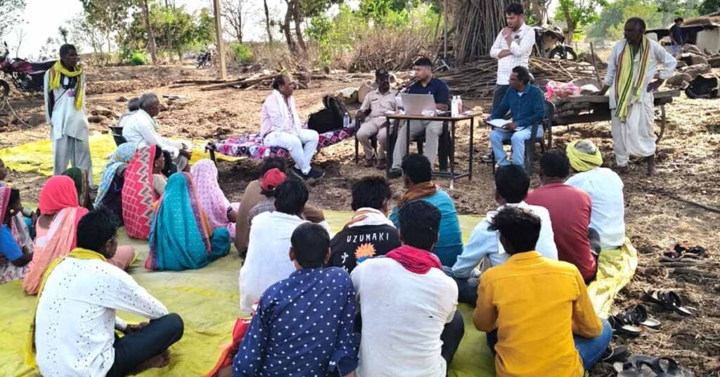 छिंदवाड़ा: ई- विकास प्रणाली के तहत वनग्राम पाठाखेड़ा में कैंप आयोजित  