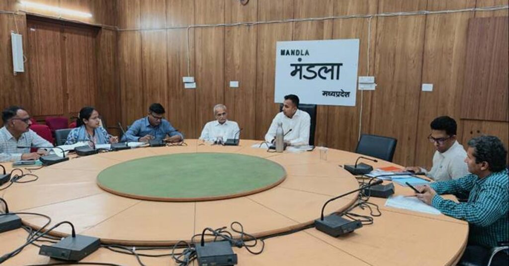 किसानों को समय पर वितरित करें उर्वरक- कलेक्टर मंडला