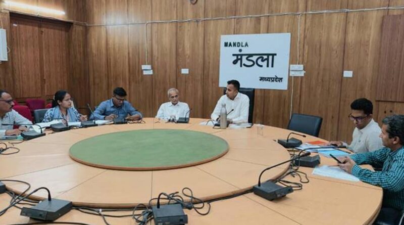 किसानों को समय पर वितरित करें उर्वरक- कलेक्टर मंडला