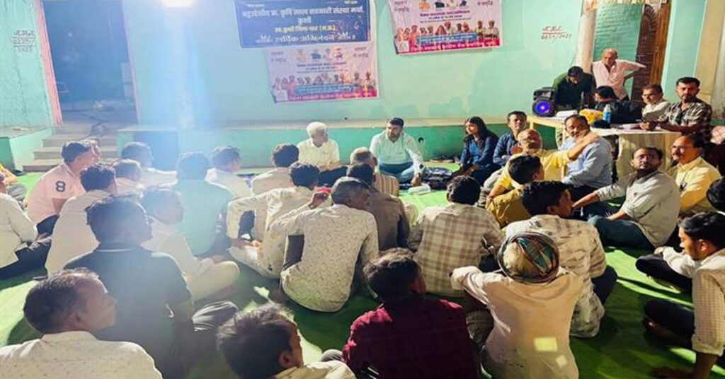 धार जिले के कापसी में ग्राम चौपाल का आयोजन