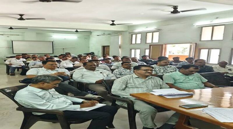 जिला सहकारी बैंक रतलाम की ऋण वितरण एवं वसूली की समीक्षा बैठक संपन्न