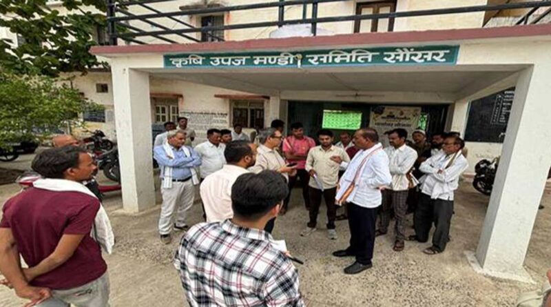 पांढुर्ना: कलेक्टर ने सौसर कृषि मंडी खरीदी केंद्र का किया निरीक्षण