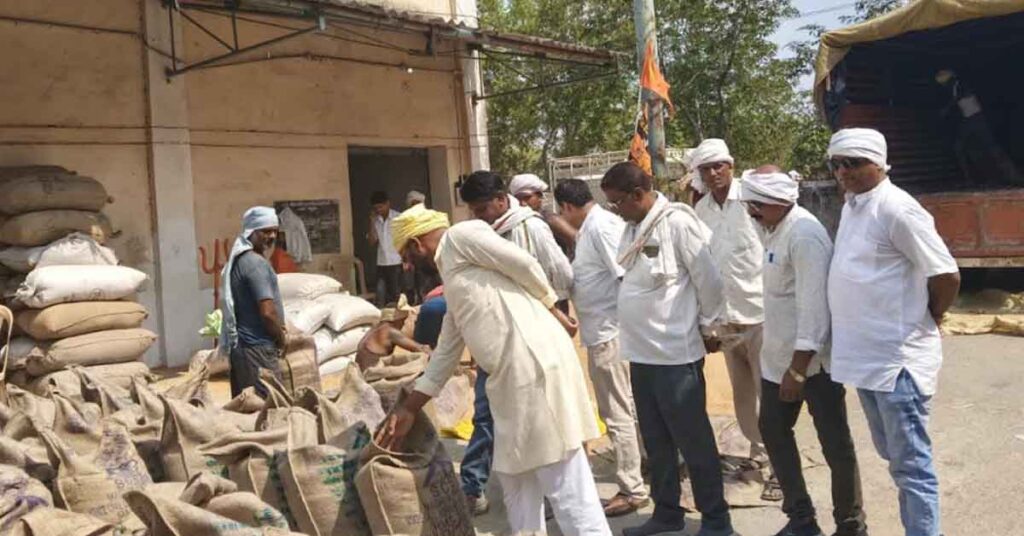 जिला कांग्रेस और विधायक ने किया मोरडोंगरी खरीदी केंद्र का निरीक्षण