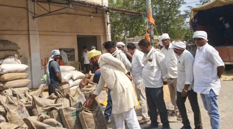 जिला कांग्रेस और विधायक ने किया मोरडोंगरी खरीदी केंद्र का निरीक्षण