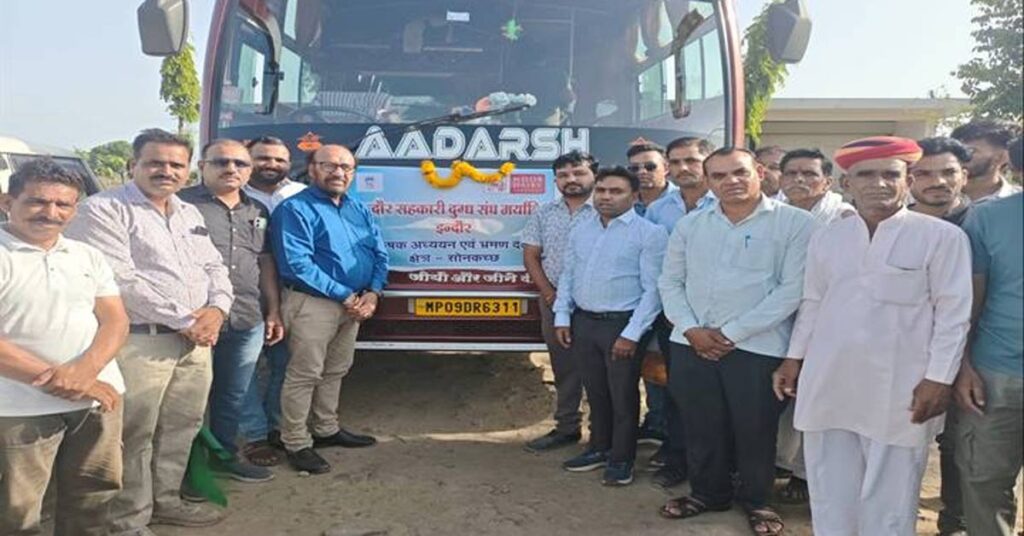 मध्यप्रदेश: आधुनिक डेयरी प्रबंधन और पशुपालन सीखेंगे किसान, 50 किसान अध्ययन भ्रमण पर गुजरात रवाना