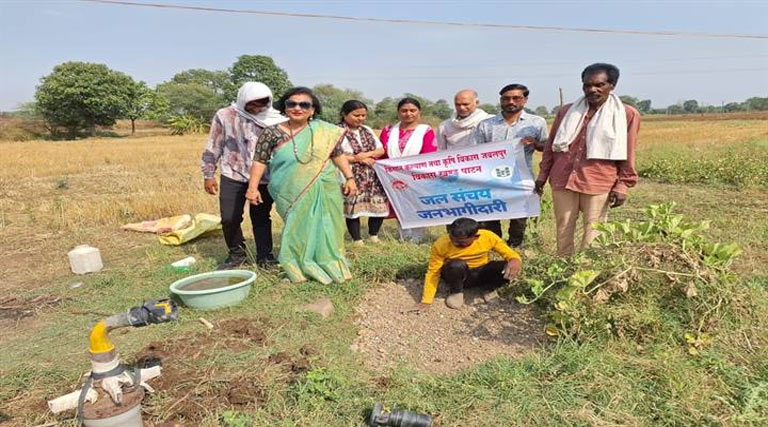 मध्यप्रदेश: पाटन में ‘जल संचय जन अभियान’ शुरू, खेतों पर पहुंच कर किसानों को सिखाई गई बोरवेल रिचार्ज तकनीक
