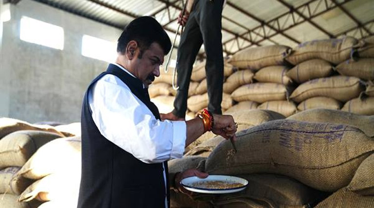 मैदान में उतरे खाद्य मंत्री: उपार्जन केन्द्रों का किया औचक निरीक्षण, व्यवस्थाओं का लिया जायजा, गेहूं की तुलाई खुद कराई चेक  