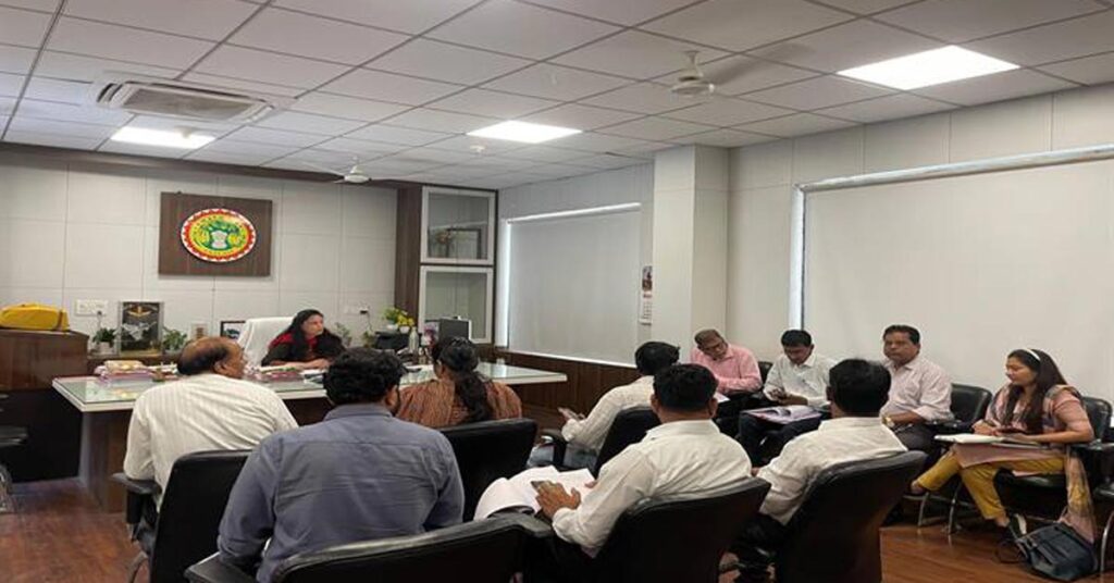 आलीराजपुर कलेक्टर ने खरीफ फसलों की तैयारियों की समीक्षा की