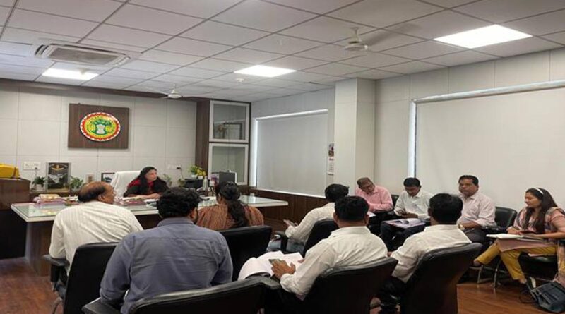 आलीराजपुर कलेक्टर ने खरीफ फसलों की तैयारियों की समीक्षा की  