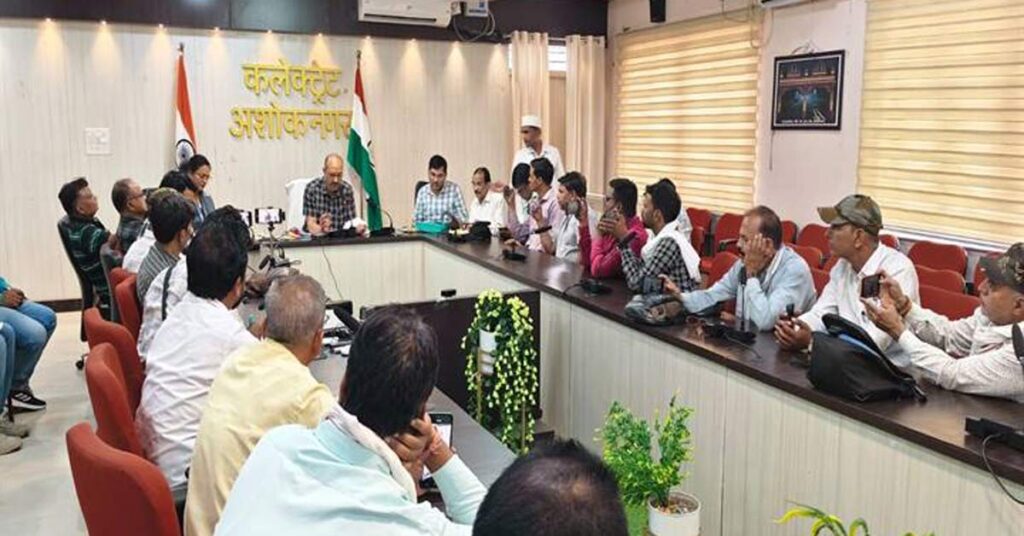 अशोकनगर: खाद वितरण व्यवस्था को लेकर कलेक्टर की प्रेस कॉन्फ्रेंस
