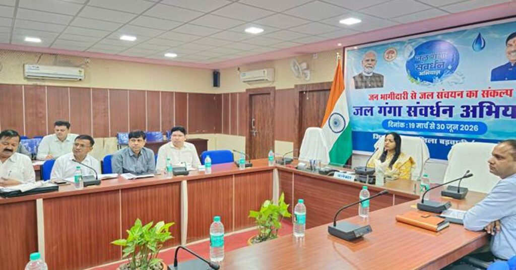 बड़वानी कलेक्टर ने की उर्वरक वितरण की समीक्षा