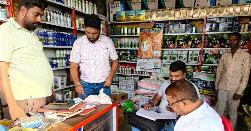 बुरहानपुर में कृषि आदान विक्रेता प्रतिष्ठानों का सघन निरीक्षण