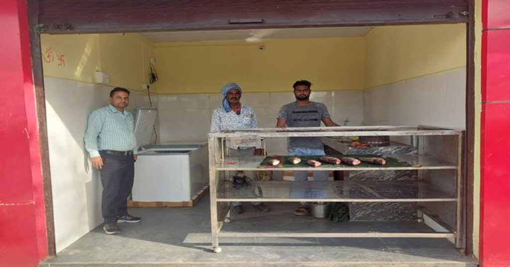 छतरपुर: स्मार्ट फिश पार्लर से बढ़ रही मछुआरों की आय
