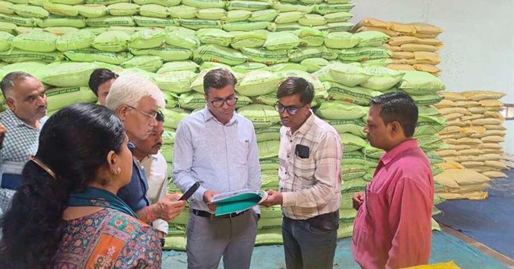 धार कलेक्टर ने किया खाद वितरण केंद्रों का सघन निरीक्षण