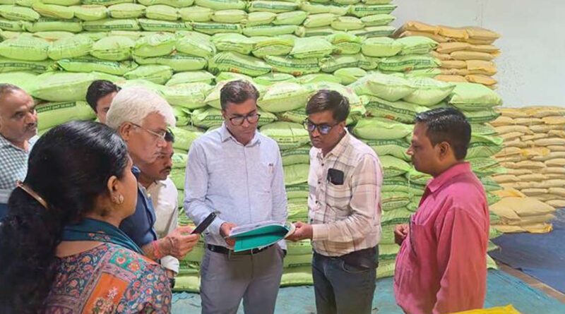 धार कलेक्टर ने किया खाद वितरण केंद्रों का सघन निरीक्षण                  