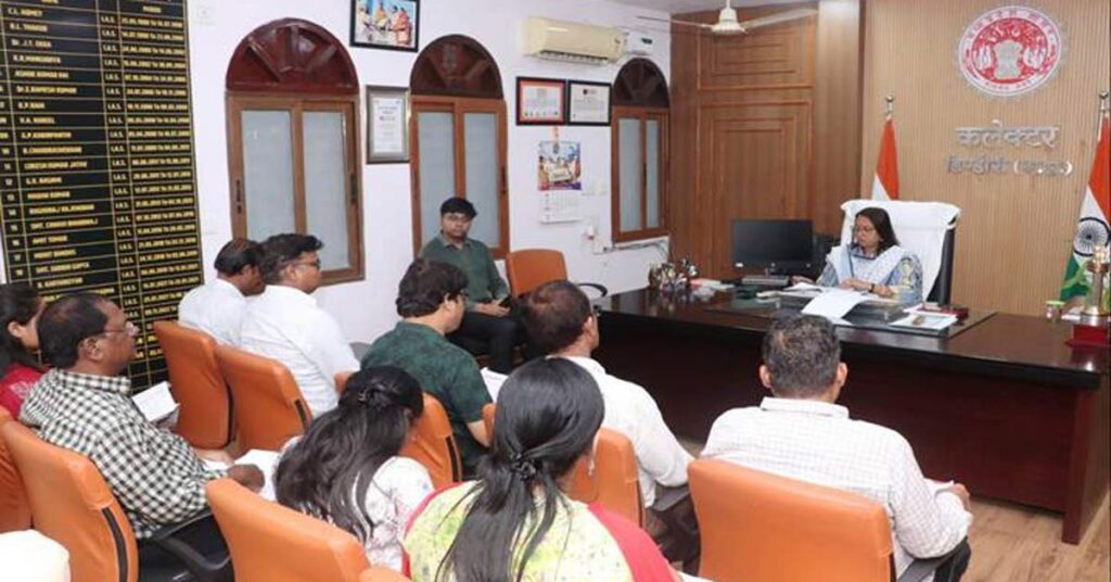 कलेक्टर डिंडोरी ने की प्रधानमंत्री धन-धान्य योजना की प्रगति की समीक्षा