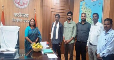 डिंडोरी: वाड़ी परियोजना के तहत तैयार किए आम कलेक्टर को भेंट किए