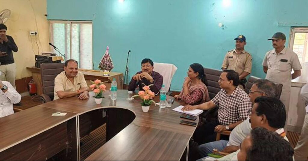 गुना कलेक्टर ने खाद वितरण व्यवस्था का किया निरीक्षण