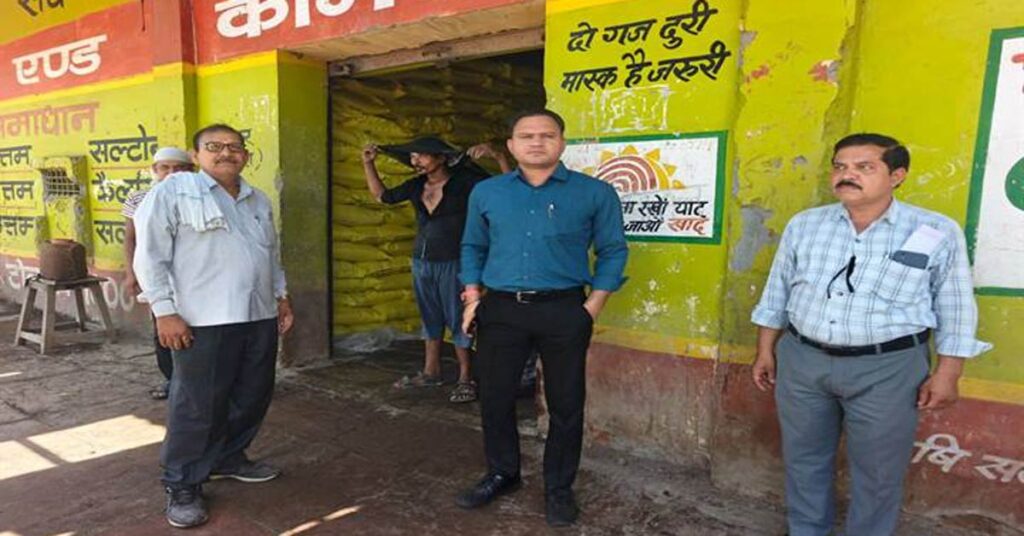 गुना : एसडीएम चांचौड़ा ने खाद वितरण केंद्रों का किया निरीक्षण