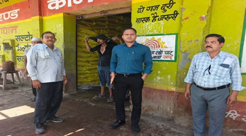 गुना : एसडीएम चांचौड़ा ने खाद वितरण केंद्रों का किया निरीक्षण