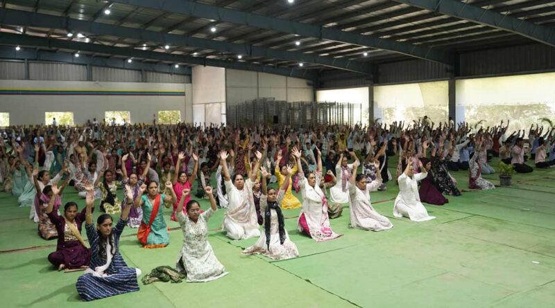 जैन इरिगेशन के सहकर्मियों ने नियमित रूप से योग का अभ्यास करने का संकल्प लिया